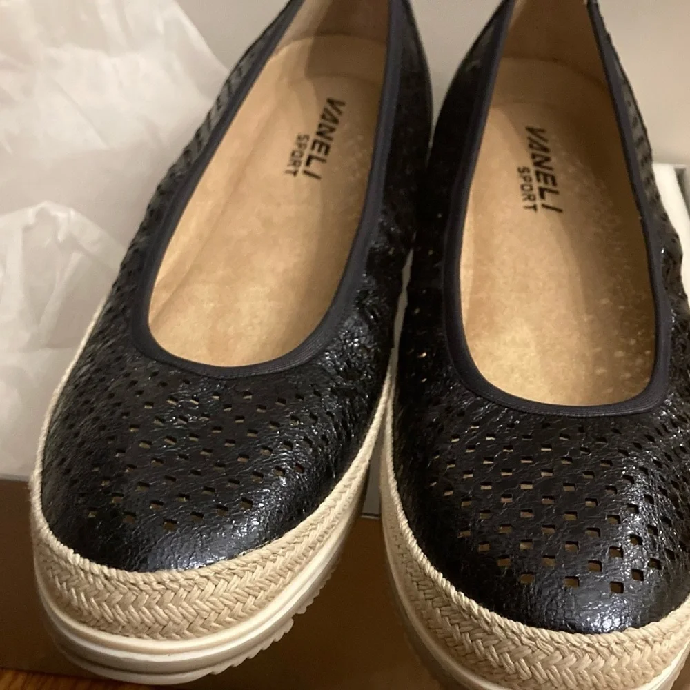 Van Eli perforated pebble
